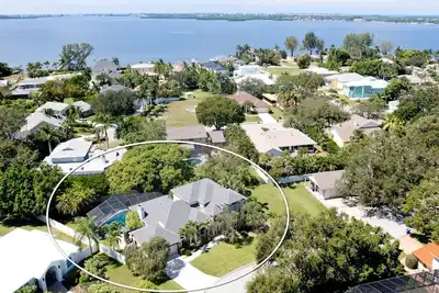 Image de Luxurious 4br Oasis Near Beaches! Private Pool and Gourmet Kitchen!