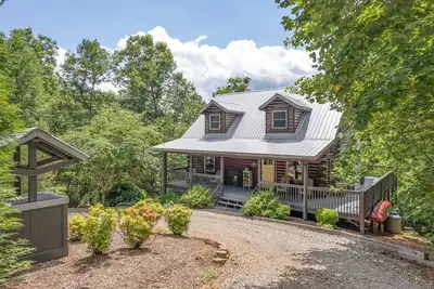 Image de Beautiful log cabin, huge mtn views, private lake, waterfall & pet friendly