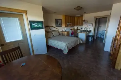 Suite Queen avec une cuisine et une salle de bain privée