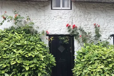 Image de Thatched Mid Terraced Cottage