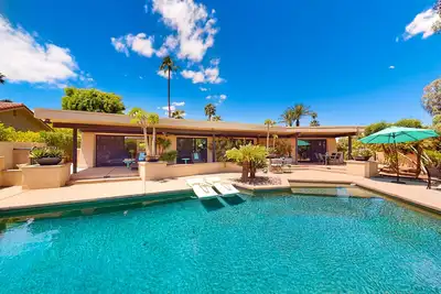 Image de Lovely midcentury home with private pool and outdoor kitchen - dogs welcome