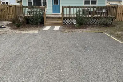 Image de Beach bungalow at pistachio: one block from the beach and Tiki bar