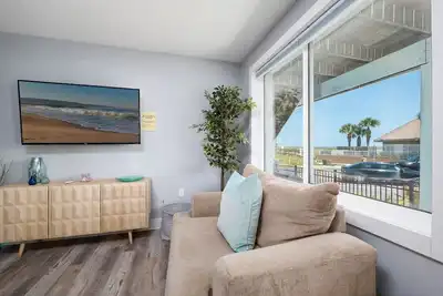 Image de Rb | Ocean views and steps from the sand!