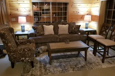 Image de 3 bed/2 bath, Pet friendly Log Lakehouse on 5 acres. Private and &\nrelaxing.