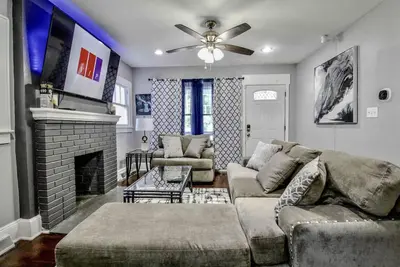 Image de Vip Access Gem House | 1queen 2full 3twin | 65inTV