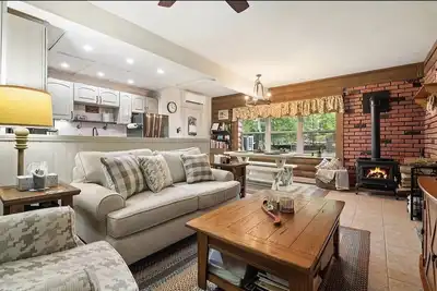 Image de Creekside cabin home Enjoy Peace/Beauty in Luxury with quality bedding&Much More