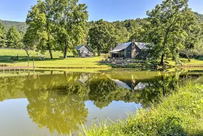 Image de Pond and Hot Tub and Firepit Retreat