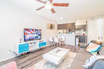 Image de SoCo chic 1br w\/ fast WiFi, king bed, close to Dt