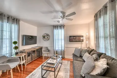 Image de Charming Cottage Near Main w/ Patio&FirePit! !