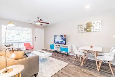 Image de SoCo 1br suite w pool, king bed, close to Downtown