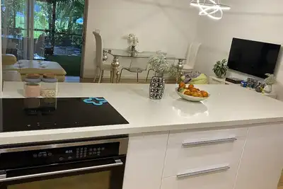 Image de two storey townhouse cozy there is a tennis court and near the ocean grill