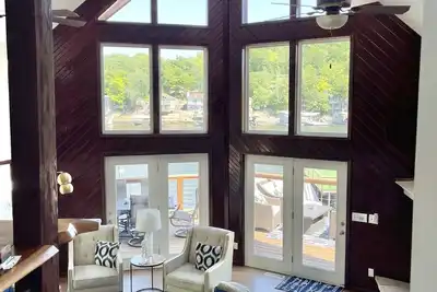 Image de Modern Lakefront Escape with Chic Interior Design and Private & Spacious in Dock