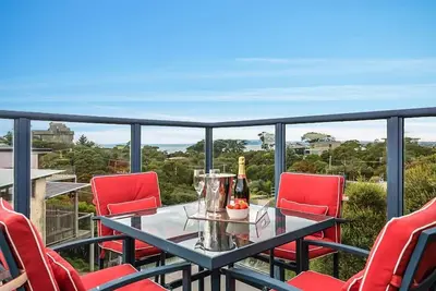 Image de Stunning, light filled, luxury 4 bedroom beach house, short stroll to bay beach