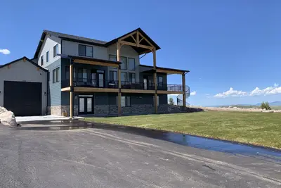 Image de Amazing Bear Lake Cabin - Lake House - Moose Point w/ Private Pickleball Court