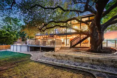 Image de Come Be Our Guest - Lake Retreat Lg & Private Pool, Sauna, Game\/Bar!
