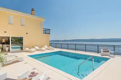 Image de Villa Sun Palace is a luxury 5 bedroom villa with amazing sea views