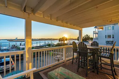 Image de Newly Renovated Condo with Stunning Water Views! Monthly and Weekly Specials!