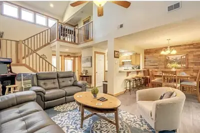 Image de Our home is located 2 Mins to Ski Lift & Indoor Outdoor Waterpark! Pet Friendly