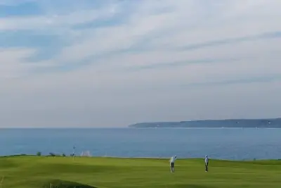 Image de Boyne Mountain 5 minute drive and walk to beach and downtown 5 minutes.