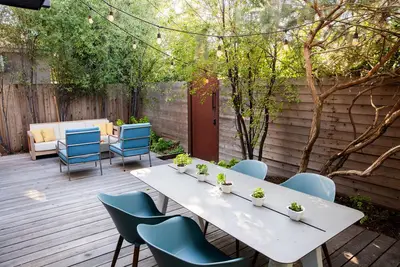 Come live at the beach in Venice in a recently renovated townhouse with garden!
