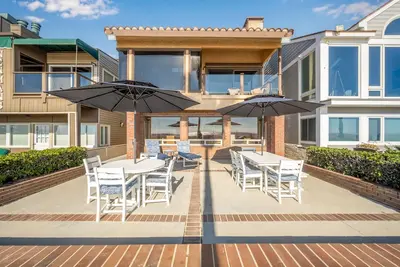 Image de 2 Bed Oceanfront w/ patio on the Sand in Quiet West Newport