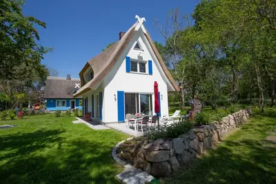 Image de Picturesquely situated thatched-roof house in a large park-like garden