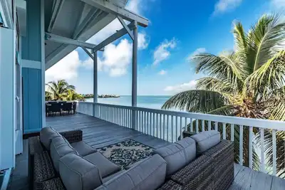 Image de The Blue Pearl: Spacious Open Water Retreat, Stunning Sunsets, Boat Bar, Room for Everyone & Fido!