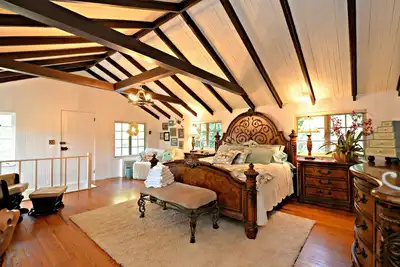 Image de Exquisite Farmhouse with Hot tub 10 mins to Tiec