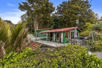 Image de Pohutukawa Cottage - Matakana Holiday Home