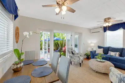 Image de Island Daze ~ Perfectly Located 2 Bedroom, 2 Bathroom Cottage!