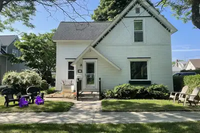 Image de The Best Location Home in Downtown Charlevoix \/ Map it\/\n4BR \/ Sleep 9 \/ Driveway