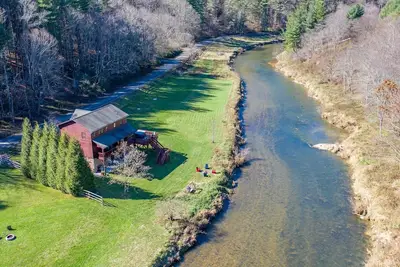 Image de Riverbend Retreat - New River frontage, hot tub, pool table!