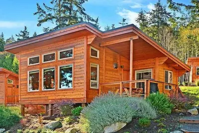 Image de Snug Harbor Resort and Marina - Two Bedroom Water View Cabin, Queen Beds