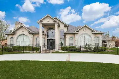 Image de 7600 Square Foot Grand Estate.
