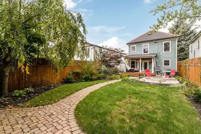 Image de Large Home with Private Backyard Near Campus
