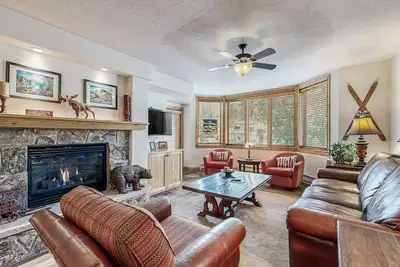 Image de Stylish condo within walking distance of lifts w/ shared pool, hot tub & balcony