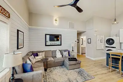 Image de Great, dog-friendly home with Gulf views, shared pool, just steps from the Gulf.