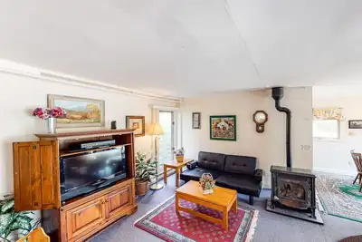 Image de Walkable in-town condo w/ deck & shared pool, hot tub & tennis - near skiing