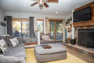 Image de Pool and Hot Tub Access/Private Patio with Grill/On Free Shuttle Route to Slopes
