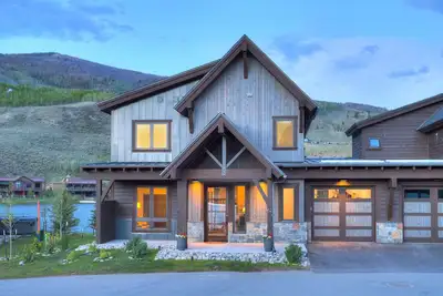 Image de Waterfront- Mountain Modern Retreat-Private Hot Tub and Epic Views
