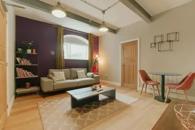 Image de Cheap, Chic & Cheerful pad in Historic building