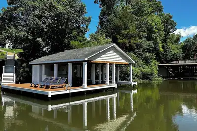 Image de 6000sf Luxury Home on Main Lake Cove – minutes off I-85