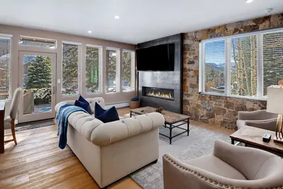 Image de Newly remodeled modern condo. Pool/hot tubs. Walk to town over pedestrian bridge