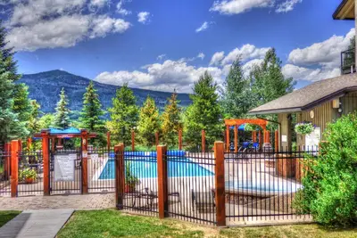 Image de ⭐️ HotTubs + Pool & Walk to Ski ⎮Fireplace ⎮Free Wifi