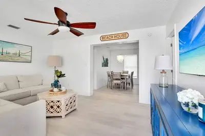 Image de Isla Bruno, waterfront home