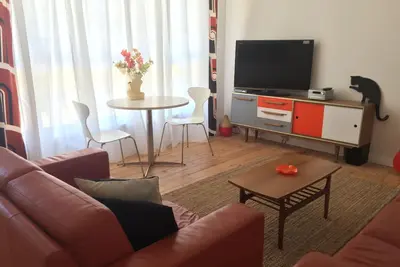 Image de A Modern/Retro styled home with a fun black Cat theme.