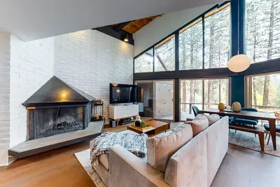 Image de Family-friendly, three-story townhouse w/ a furnished deck - close to the lake