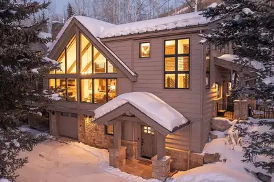 Image de 🏔️ GreenHill Court Chalet – 5br Vail Home 🏡 with Ac in Upper Bedrooms ❄️, Hot Tu