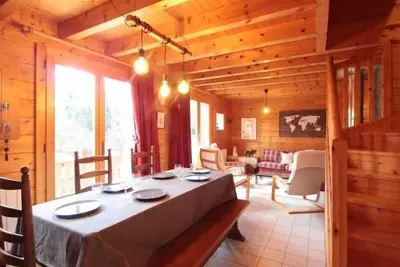 Image de Chalet équipé avec poêle et garage, proche centre et remontées mécaniques