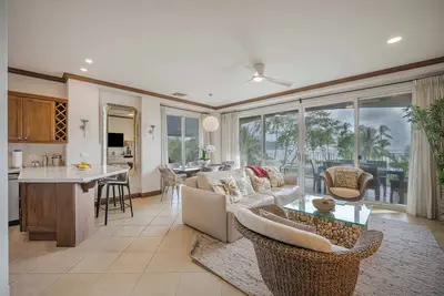 Image de Ocean Front Luxury Condo with the Best Sunset View, close to Pool Area.